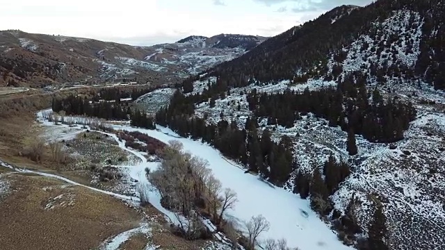 落基雪山中冰冻的科罗拉多河视频素材