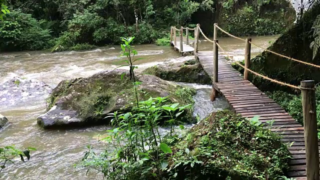 木桥横跨白水河视频素材