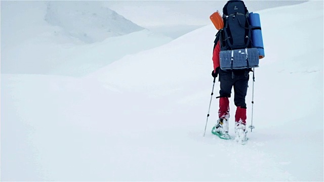 男人在美丽的冬季山徒步旅行视频素材