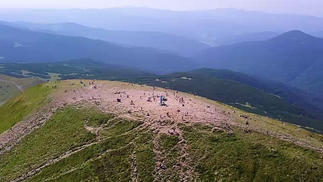 霍维拉山是乌克兰最高的山，也是喀尔巴阡山脉的一部分。视频下载