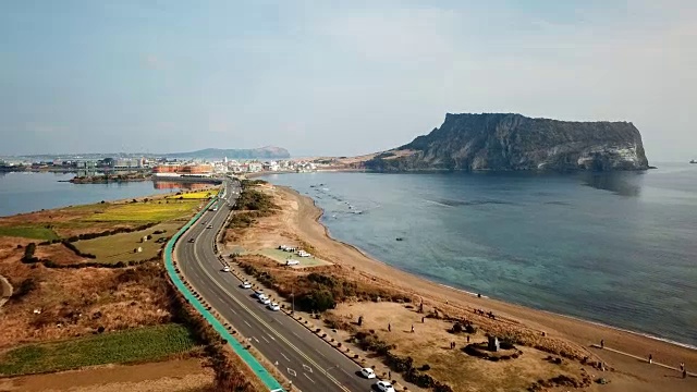 鸟瞰韩国济州岛城山一chilbong的日出视频素材