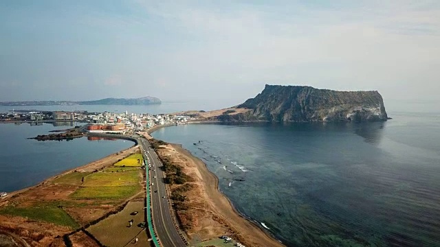 鸟瞰韩国济州岛城山一chilbong的日出视频素材