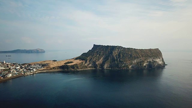 鸟瞰韩国济州岛城山一chilbong的日出视频素材