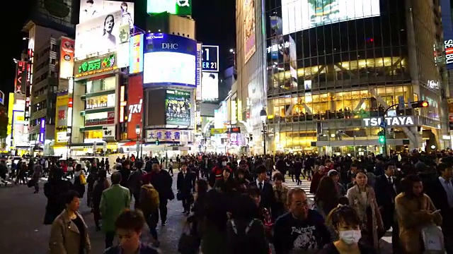 东京涩谷区，行人穿过人行道视频素材