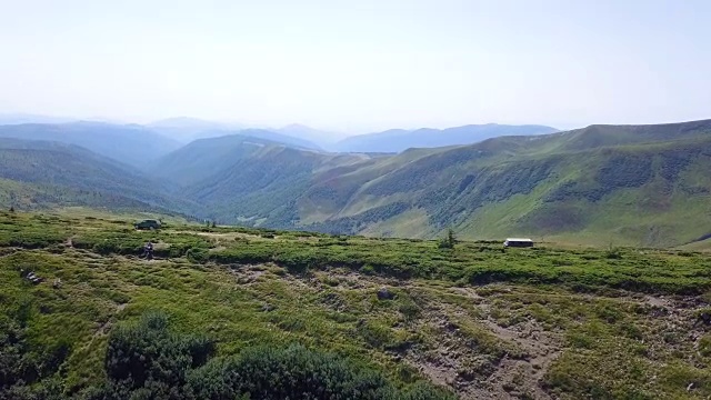 夏末令人难以置信的青山景观。飞越乌克兰喀尔巴阡山脉。景观视频。自然的视频。视频素材