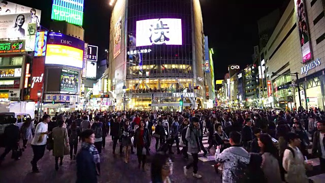 东京涩谷区，行人穿过人行道视频素材