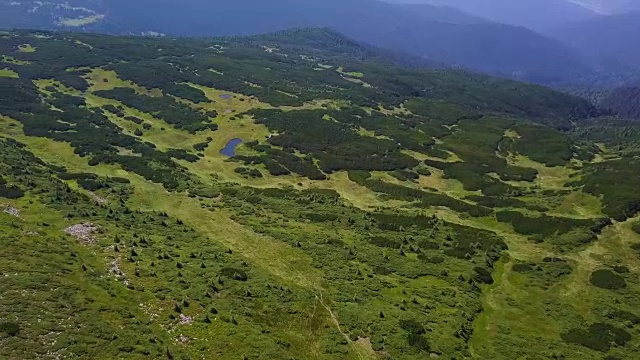 夏末令人难以置信的青山景观。飞越乌克兰喀尔巴阡山脉。景观视频。自然的视频。视频下载