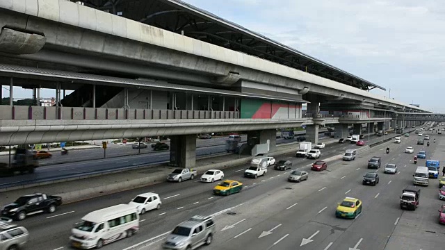 泰国诺他武里的捷运紫线旁排站附近的交通道路视频素材