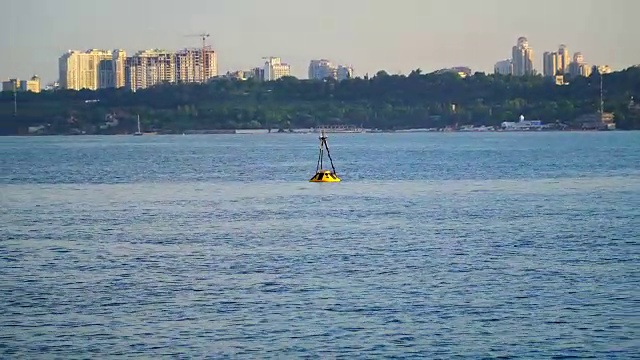 黄色浮标在海水中作为安全警告视频素材