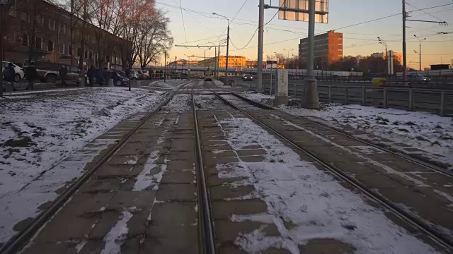 乘坐现代的有轨电车穿过城市街道视频素材