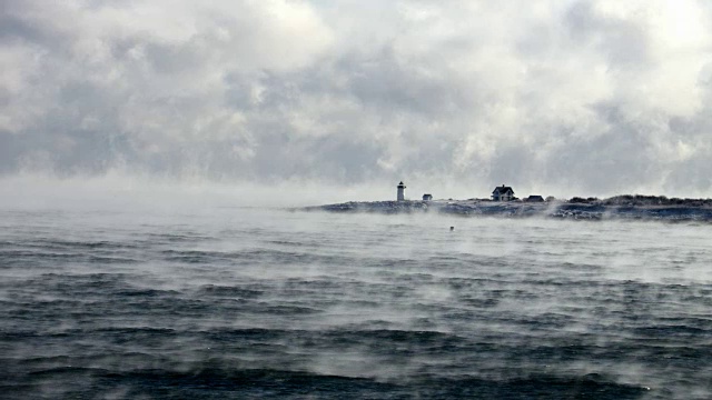 海峡岛在北冰洋轻烟视频素材