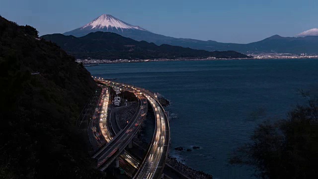 骏河湾和富美高速公路上的富士山(延时拍摄)视频素材