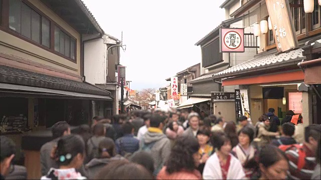 人群中的街景:行走在老城京都的冬天视频素材