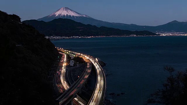 骏河湾和富美高速的富士山(放大)视频素材