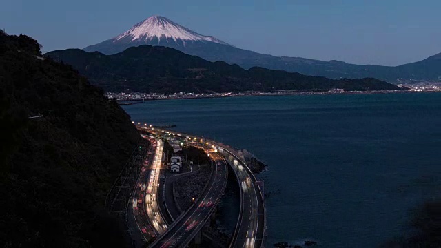 骏河湾和富美高速公路上的富士山(缩小)视频素材