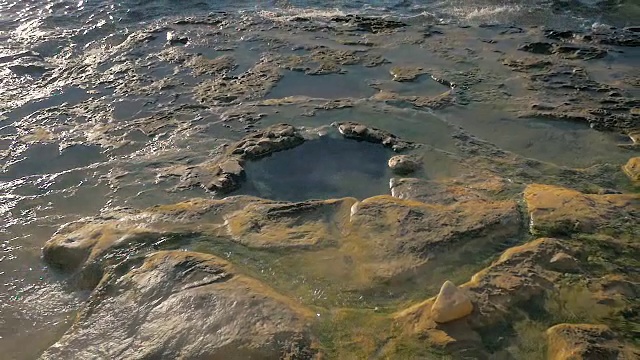 在度假村的海滩上用慢动作近距离观察热矿泉浴视频素材