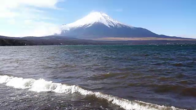 有风的一天富士山上的山中湖视频素材