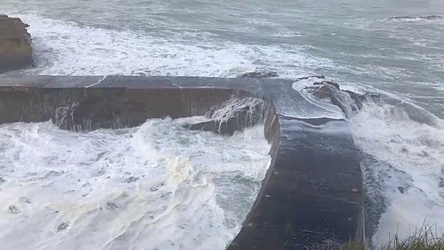 海浪冲击着比亚里茨海岸视频素材