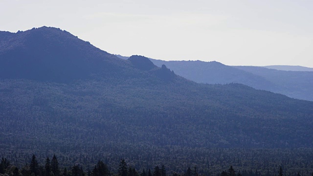 高山秋景，森林色彩斑斓。蓝色的天空。蓝山蓝天白云视频素材