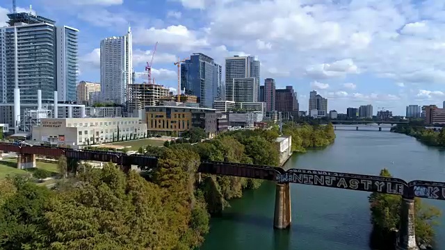 奥斯汀，德克萨斯州，从城镇湖泊和市中心摩天大楼的长远视角视频素材