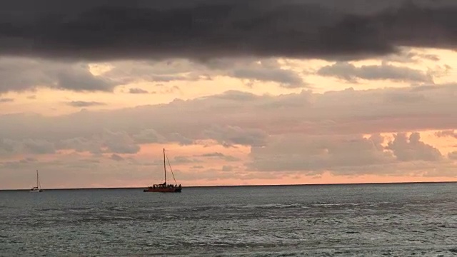 美国夏威夷檀香山海滩上的日落视频素材