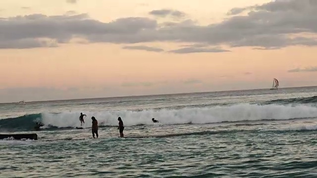 冲浪在日落在檀香山海滩，夏威夷美国视频素材