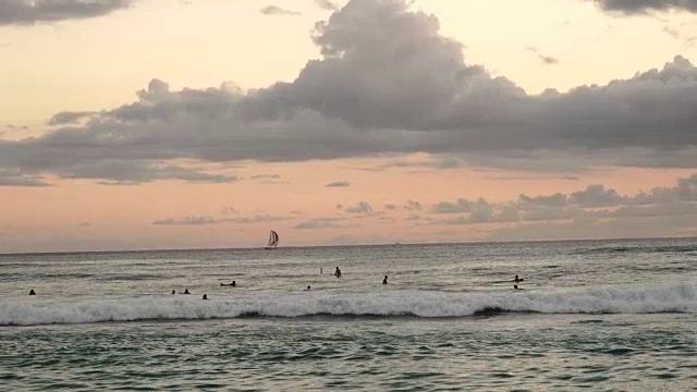 冲浪在日落在檀香山海滩，夏威夷美国视频素材