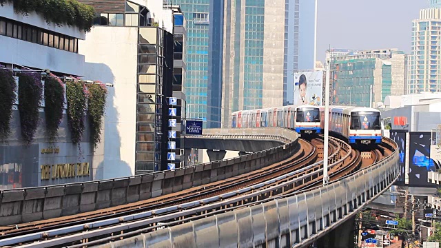 有空中列车的城市景观。泰国曼谷公共交通系统。视频素材