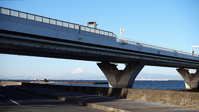 东京湾高速公路下的富士山(水线)视频素材