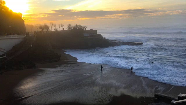 在比亚里茨，人们涌向大海视频素材