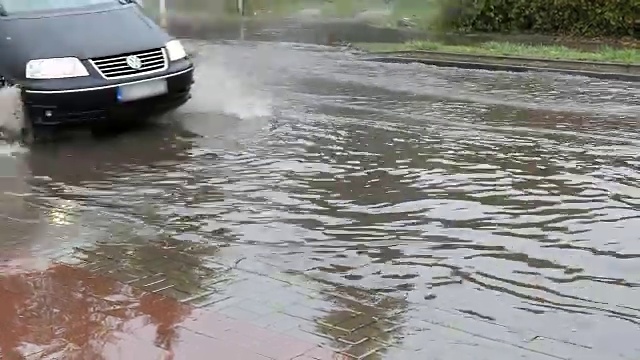 汽车穿过被水淹没的城市街道视频素材