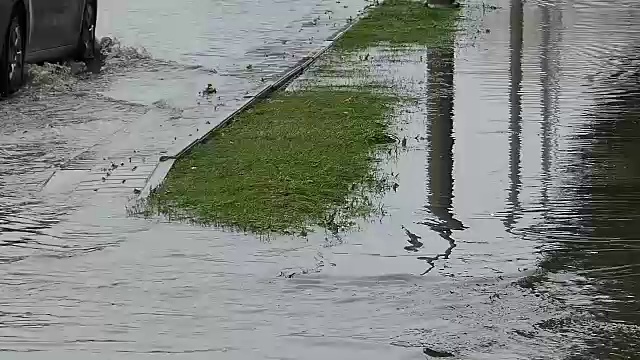 汽车穿过被水淹没的城市街道视频素材