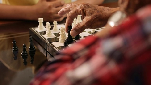 爷爷和孙子在家里下棋视频素材