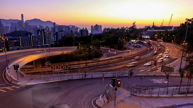 交通在多车道高速公路与运动模糊在香港黄昏-时间流逝视频素材