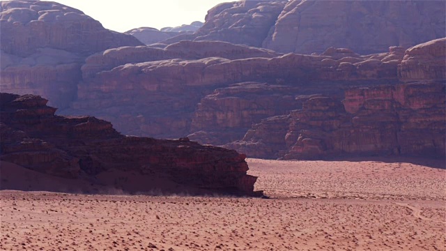 吉普车经过令人惊叹的山脉Wadi Rum，约旦，中东视频素材