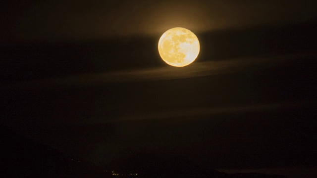 夜晚从山后升起的满月(或超级月亮)的时间间隔视频素材