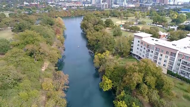 奥斯汀，德克萨斯州巴顿溪上的人行桥，平静的蓝色水面视频素材