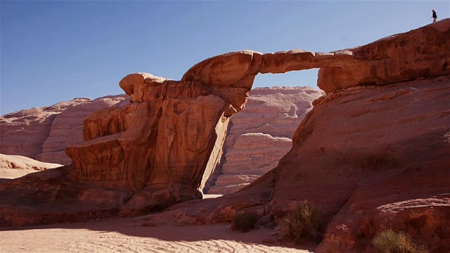 令人惊叹的自然拱门在Wadi Rum，约旦，中东视频素材