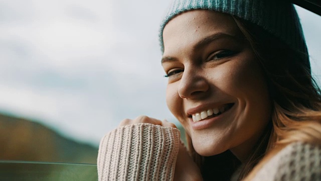 坐在车后座上享受旅行的女人视频素材