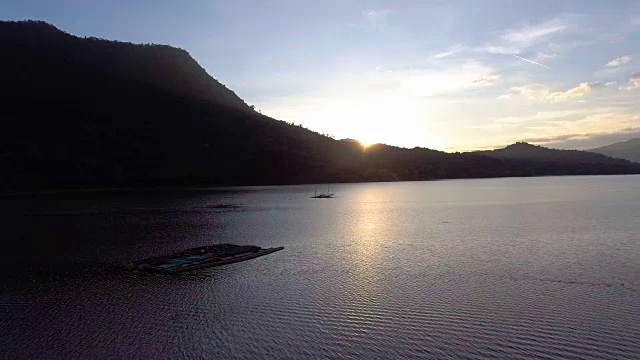 鸟瞰图钓鱼广场浸网在湖在日落视频素材