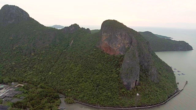 鸟瞰早晨的悬崖和大海视频素材