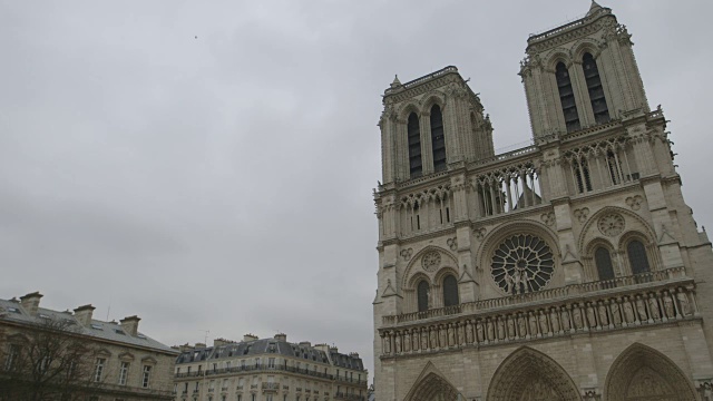 鸟瞰周围的巴黎圣母院正面在Île de la Cité，法国。视频素材