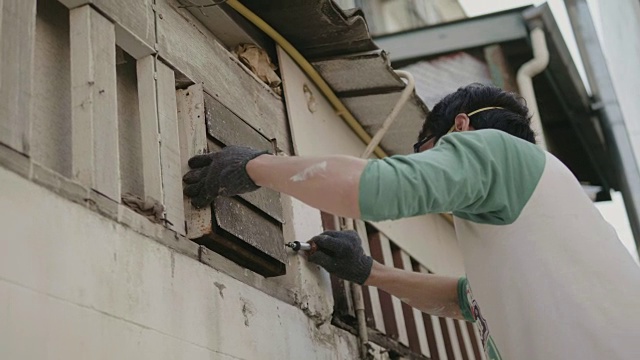 DIY家居维修和更换排气扇。视频素材