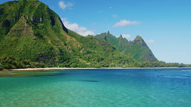 热带海滩和山脉鸟瞰图视频素材