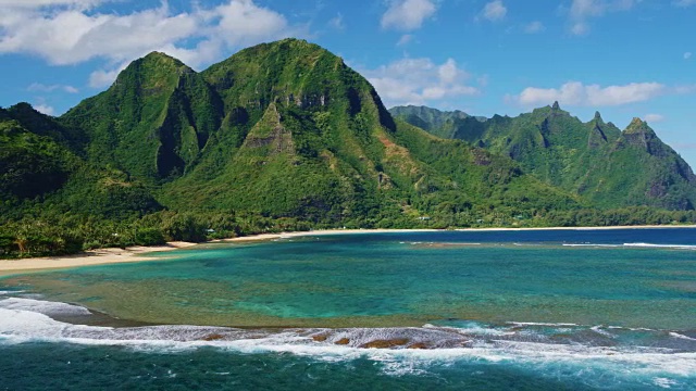 热带海滩和山脉鸟瞰图视频素材