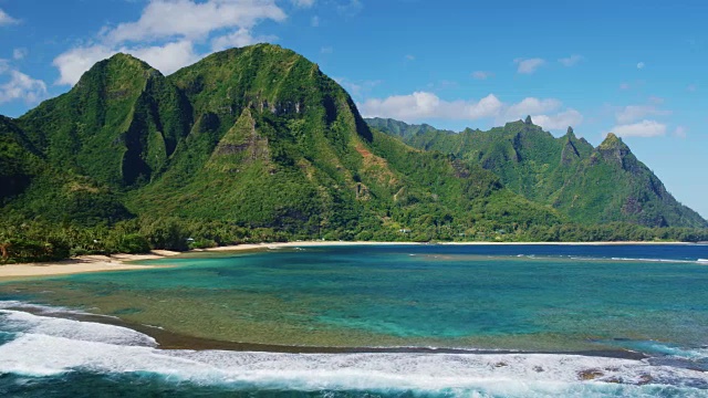 热带海滩和山脉鸟瞰图视频素材