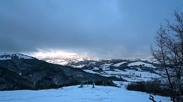 山上的滑雪缆车时光流逝视频素材