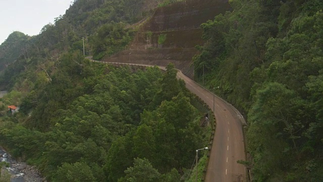 蜿蜒的山路。鸟瞰图视频素材