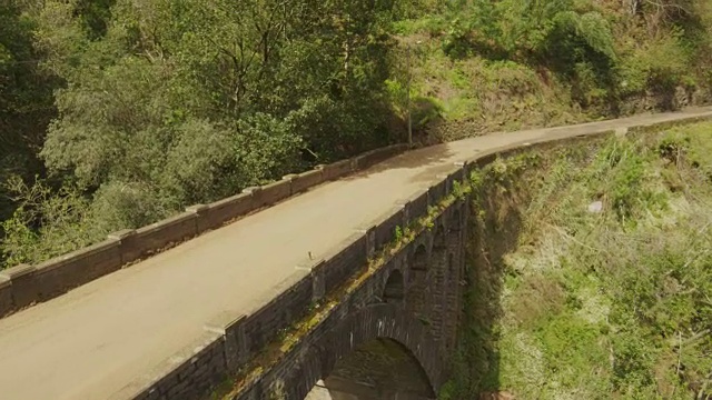 蜿蜒的山路。鸟瞰图视频素材