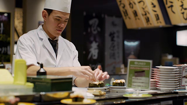 MS日本东京一家寿司餐厅的厨师视频素材